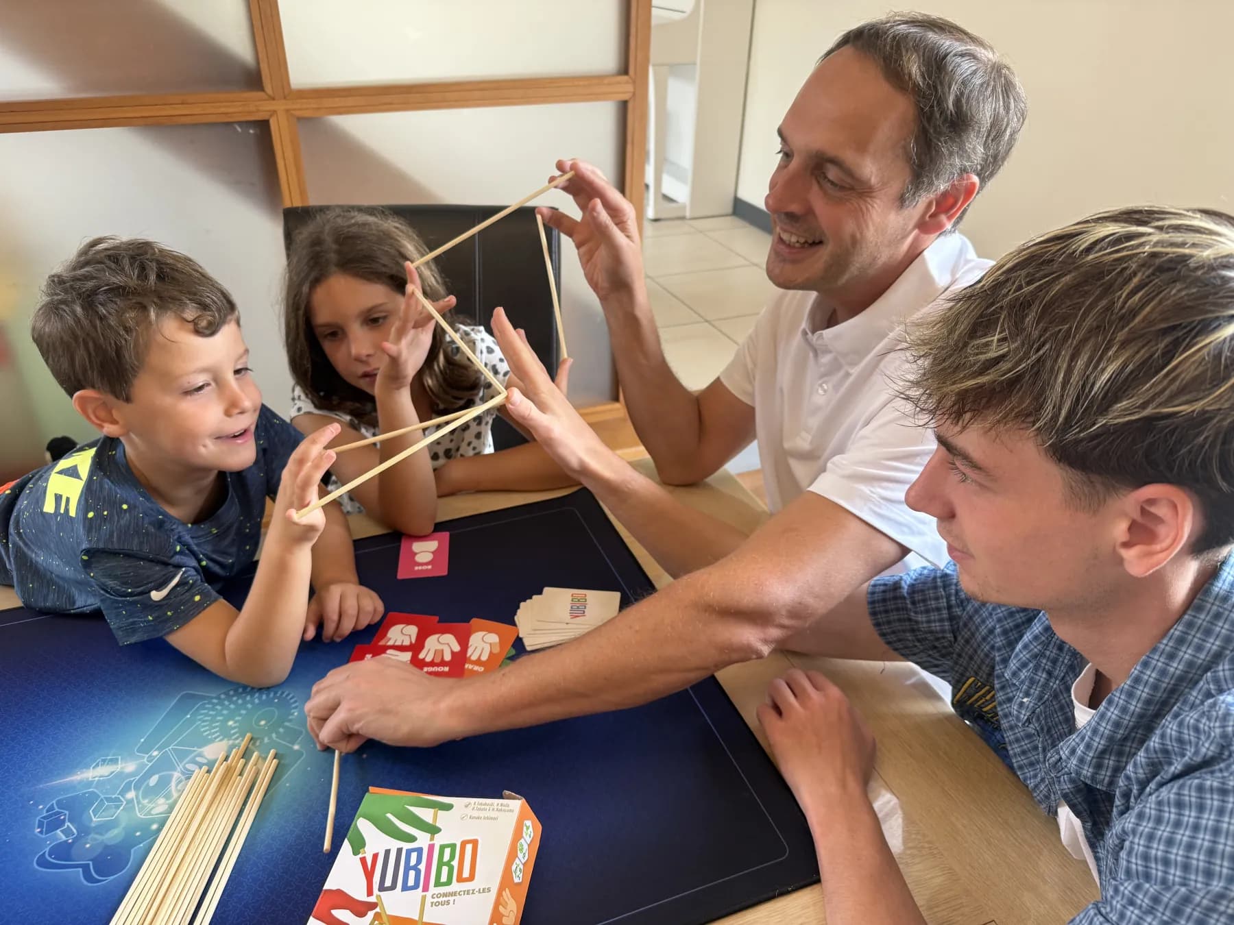 Une famille joue ensemble à Yubibo pendant une animation QuiAnim